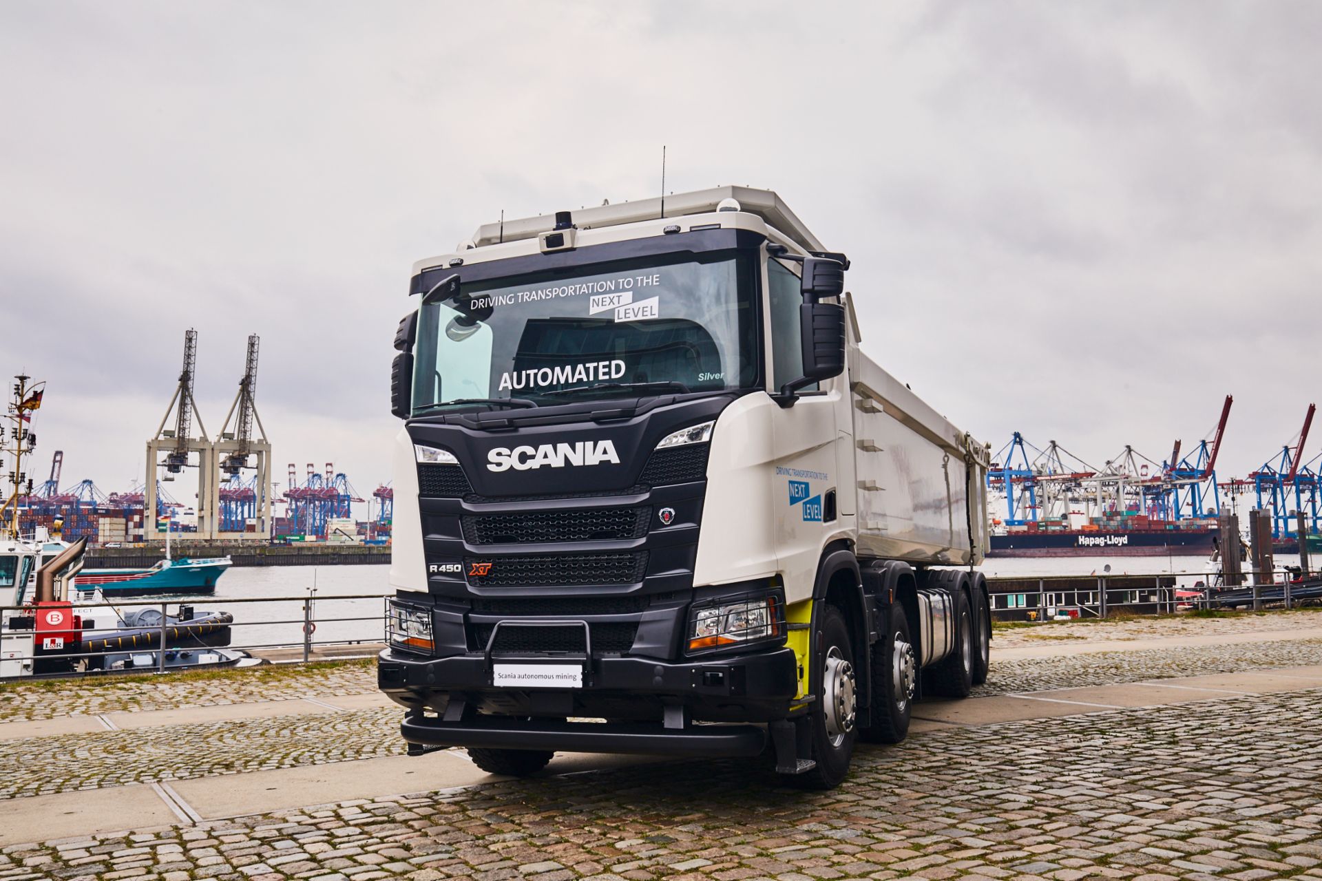 The autonomous Scania R 450 at the Innovation Day 2016 in Hamburg.
                 