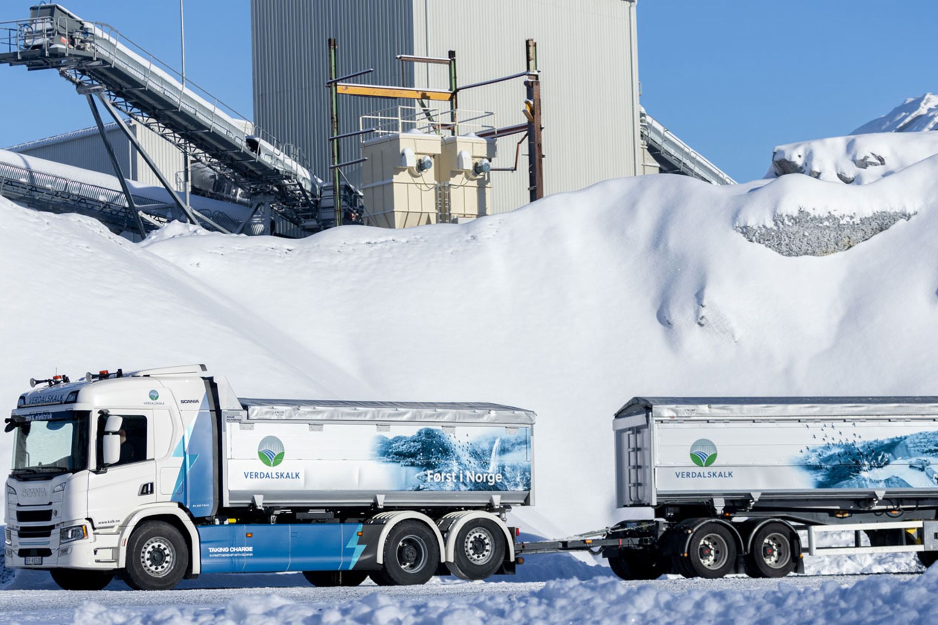 Scania hat den größten Elektro-Lkw Norwegens an den Kalksteinbruch von Verdalskalk in Verdal, Norwegen, geliefert. Mit einem Gesamtgewicht von 66 Tonnen wird er jährlich rund 120.000 Tonnen Kalk vom Steinbruch zum Hafen transportieren und dort verschiffen. Der bisherige Verbrauch an fossilen Brennstoffen auf der Strecke wird um 58.800 Liter und der CO2-Ausstoß um 156 Tonnen gesenkt.