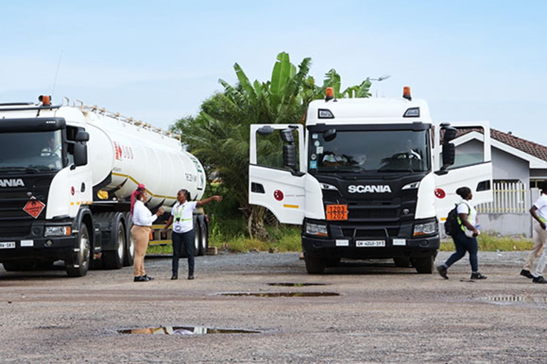 Im westafrikanischen Ghana bildet Scania gemeinsam mit der Deutschen Gesellschaft für Internationale Zusammenarbeit (GIZ) GmbH Frauen in sechs Monaten zu Bus- oder Lkw-Fahrerinnen aus.
                 