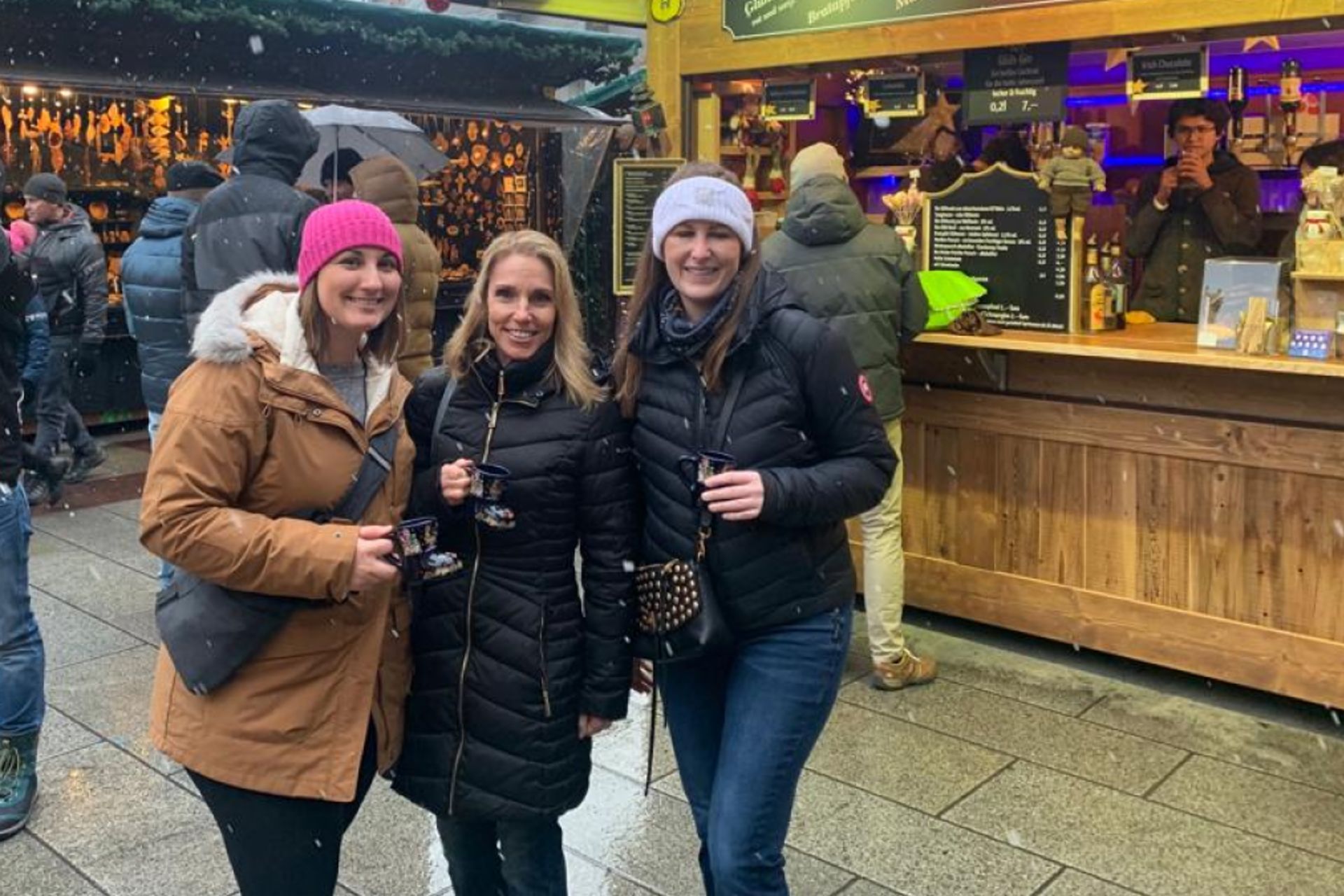Das erste Wochenende in München: Darcy (M.) besucht zusammen mit den Navistar Expats Anna Reuter und Alyssa Powers den Weihnachtsmarkt auf dem Marienplatz.