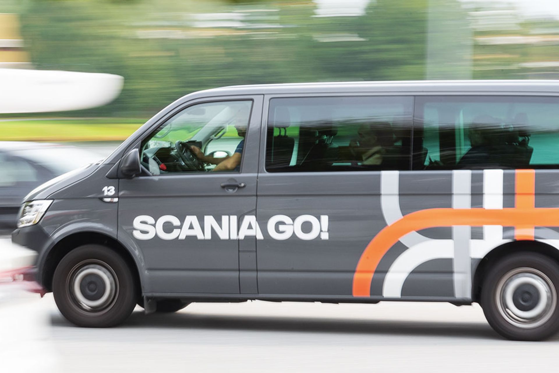 Mitarbeiter auf dem Scania-Campus in Södertälje testen den nachhaltigen Mobilitätsdienst Scania Go im realen Betrieb.
                 