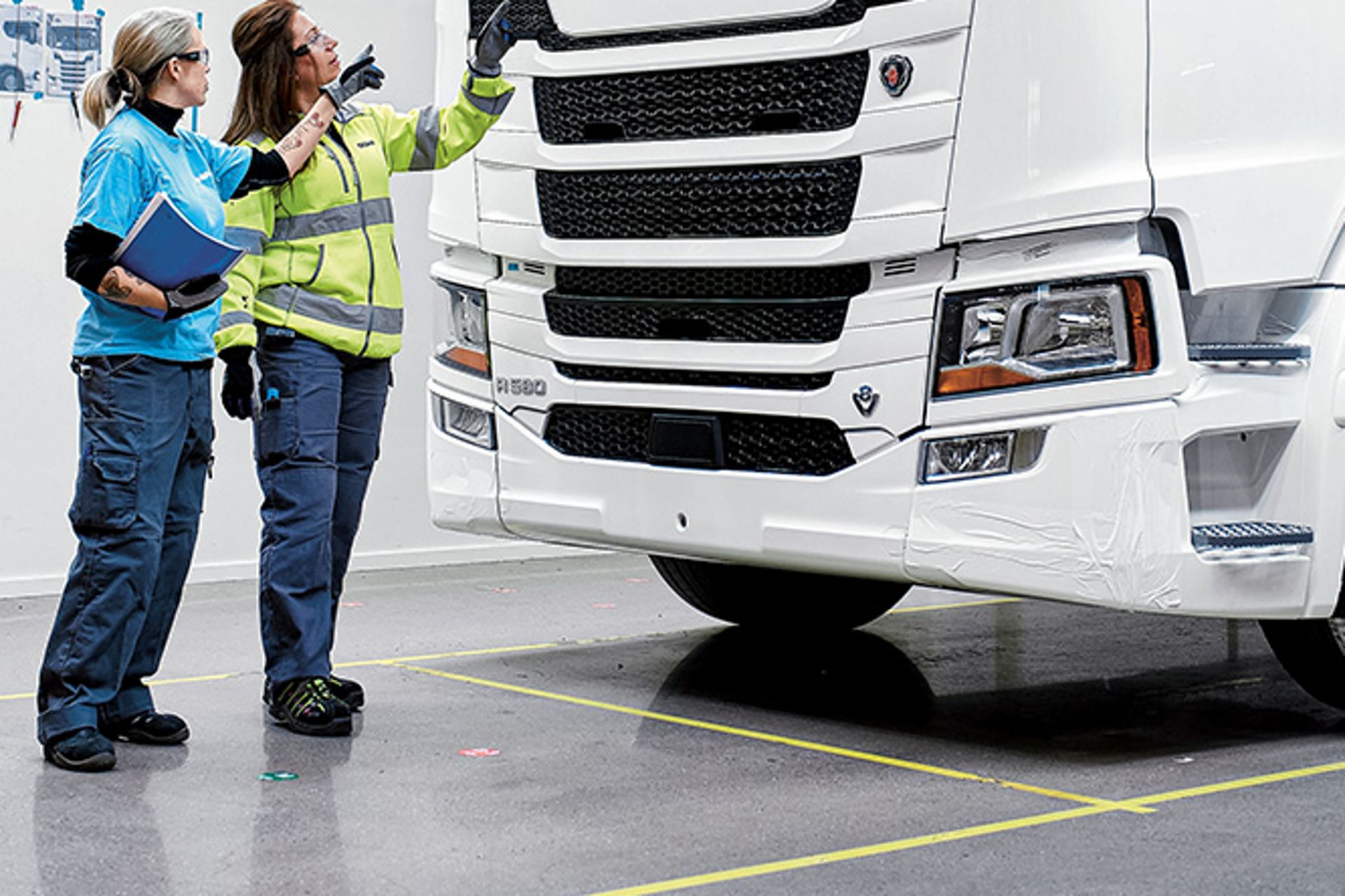 Using Scania’s “Byggladan principle”, a custom-fit vehicle can be built for every intended vehicle use, regardless of the number of units.
                 