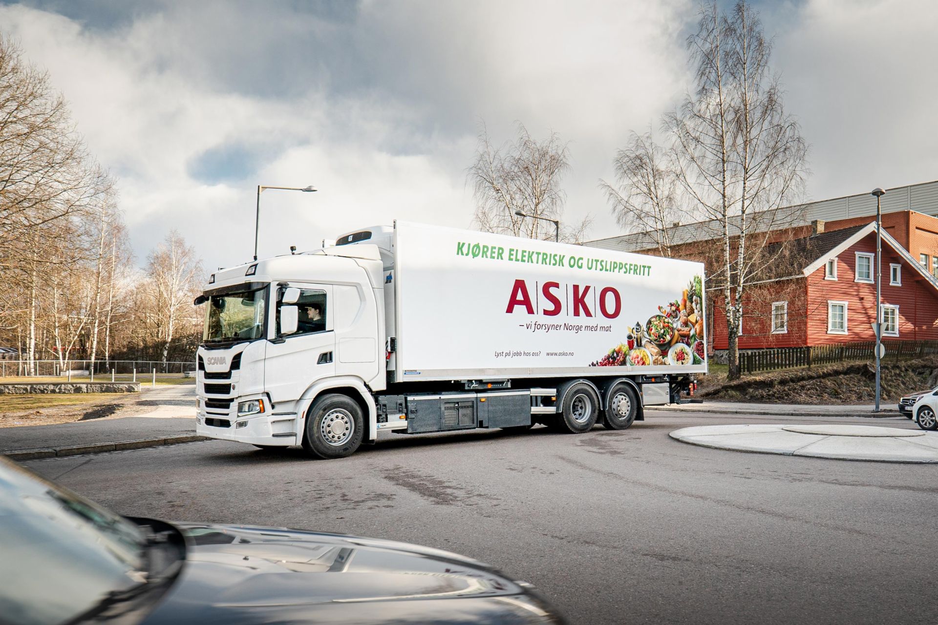 ASKO aims to run its entire fleet without fossil fuels by 2026, focusing primarily on battery electric vehicles.


                 