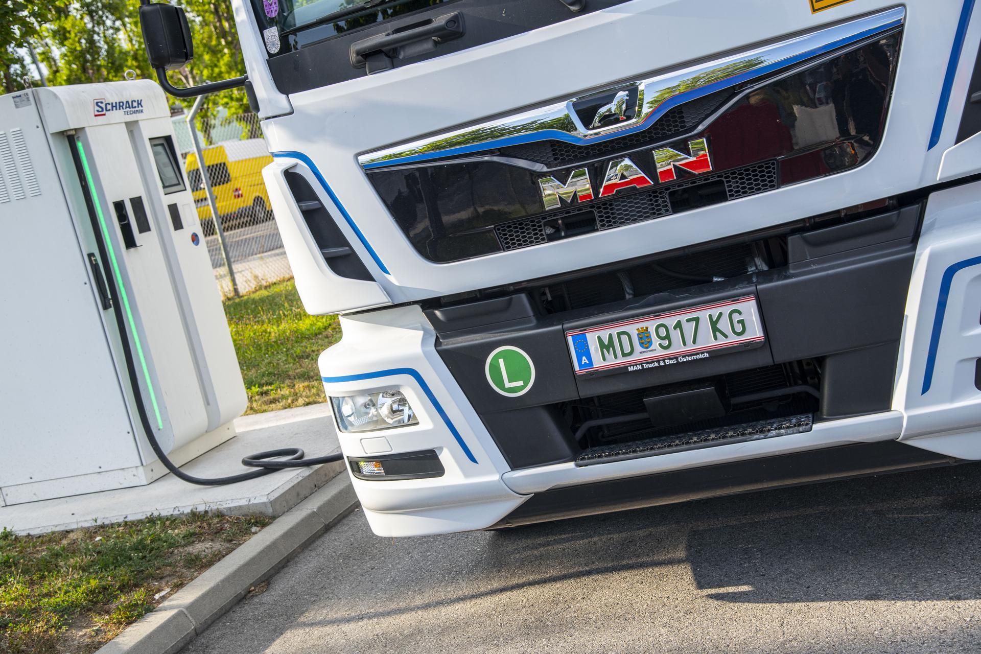 Der Einsatz von Antriebsbatterien bei E-Lkw und E-Bussen ist ein entscheidender Baustein bei der Dekarbonisierung des Transportverkehrs.