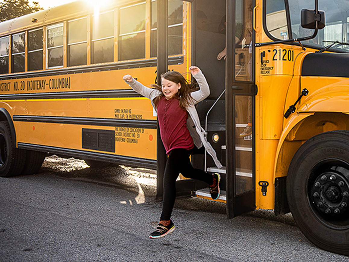 Kind springt aus dem vollelektrischen Schulbus