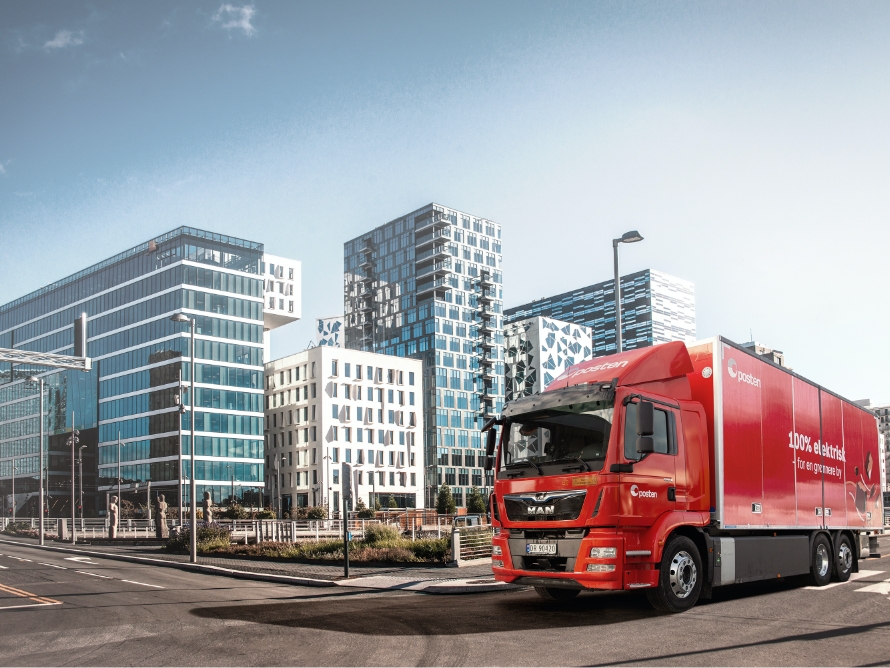 The all-electric MAN eTGM truck delivers packages in Oslo.