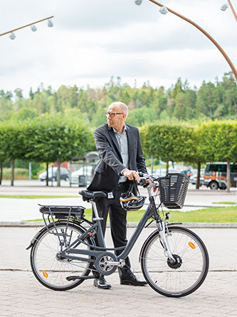 Hans-Åke steht vor seinem E-Bike.