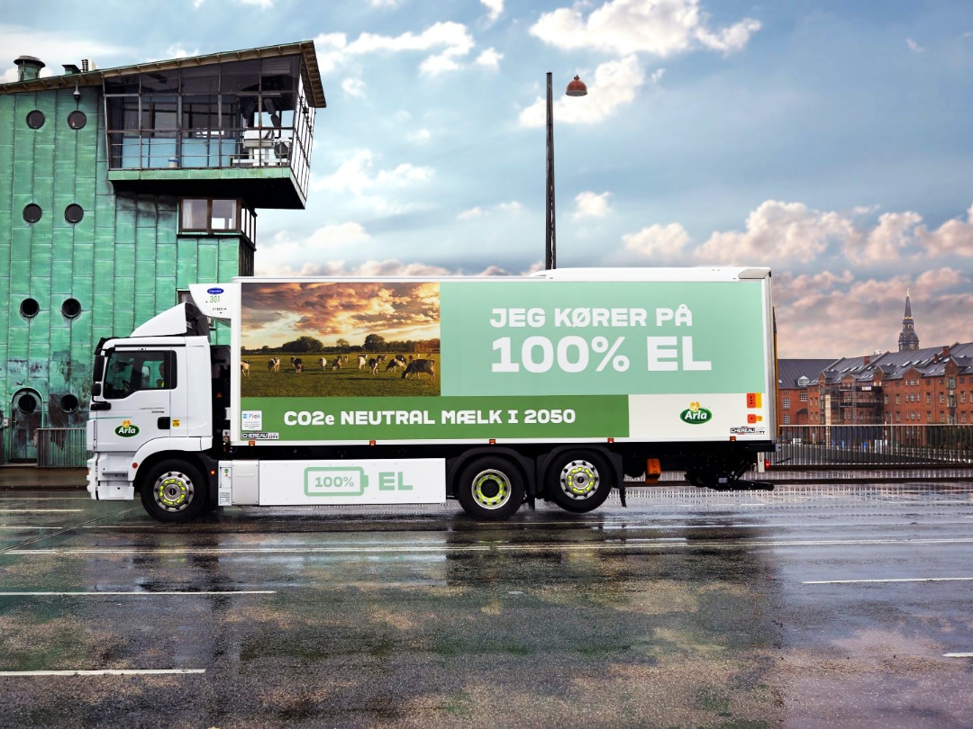 Der vollelektrische Lkw MAN eTGM liefert in Kopenhagen Biomilchprodukte von Arla aus.