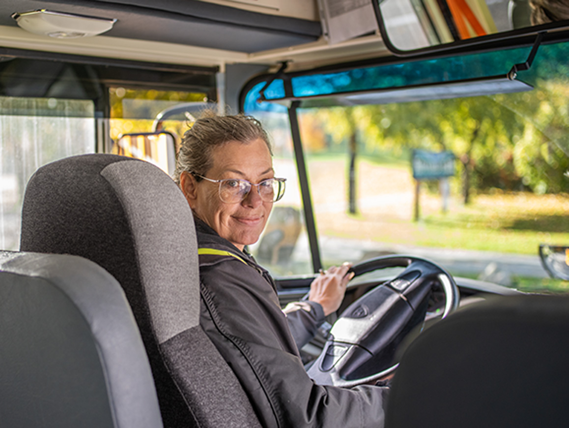 Carlie O’Brien am Steuer des elektrischen Schulbusses