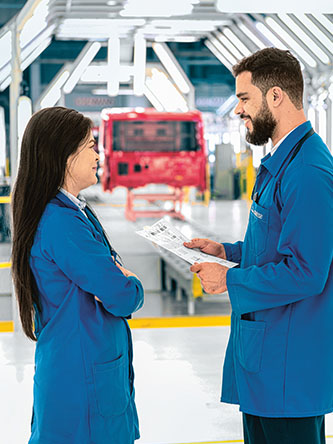 Mitarbeiter von Volkswagen Caminhões e Ônibus im Gespräch