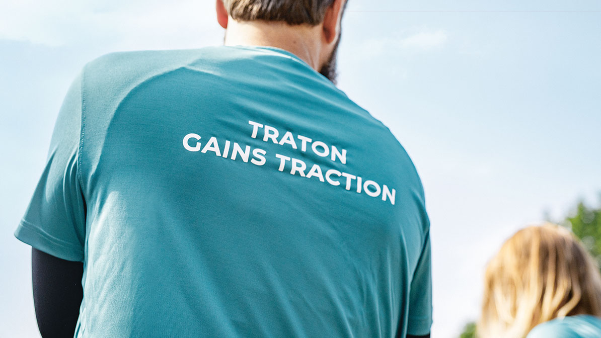 Das Motto des Drachenboot-Teams auf dem Rücken eines T-Shirts gedruckt.