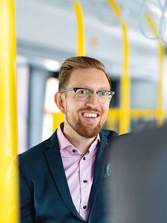 Der Scania-Projektmanager Martin Ottensjö in einem Autonomen Bus.